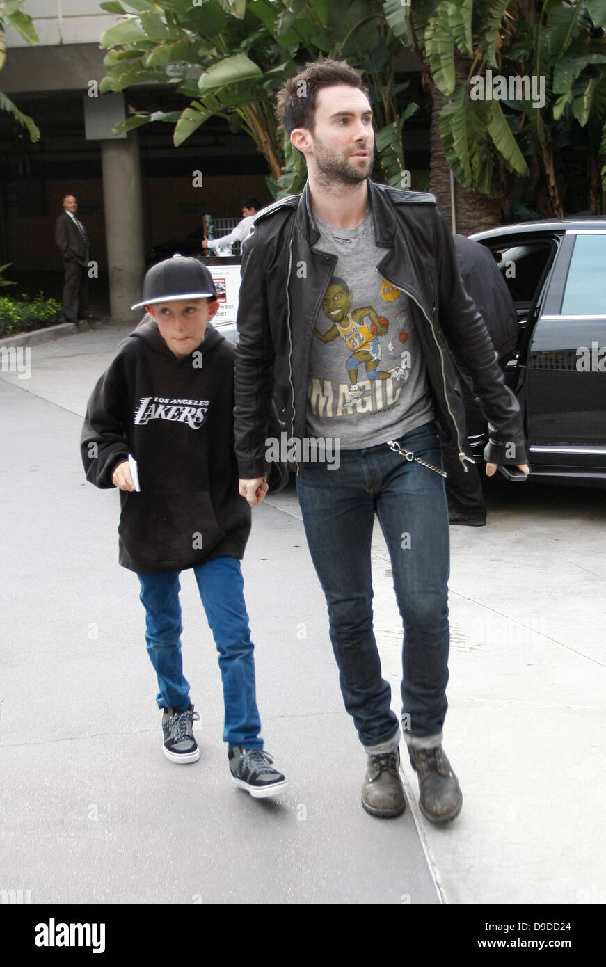 Adam Levine e suo figlio celebrità frequentare un LA Lakers gioco allo STAPLES Center di Los Angeles, California, Stati Uniti d'America - 27.03.11 Foto Stock