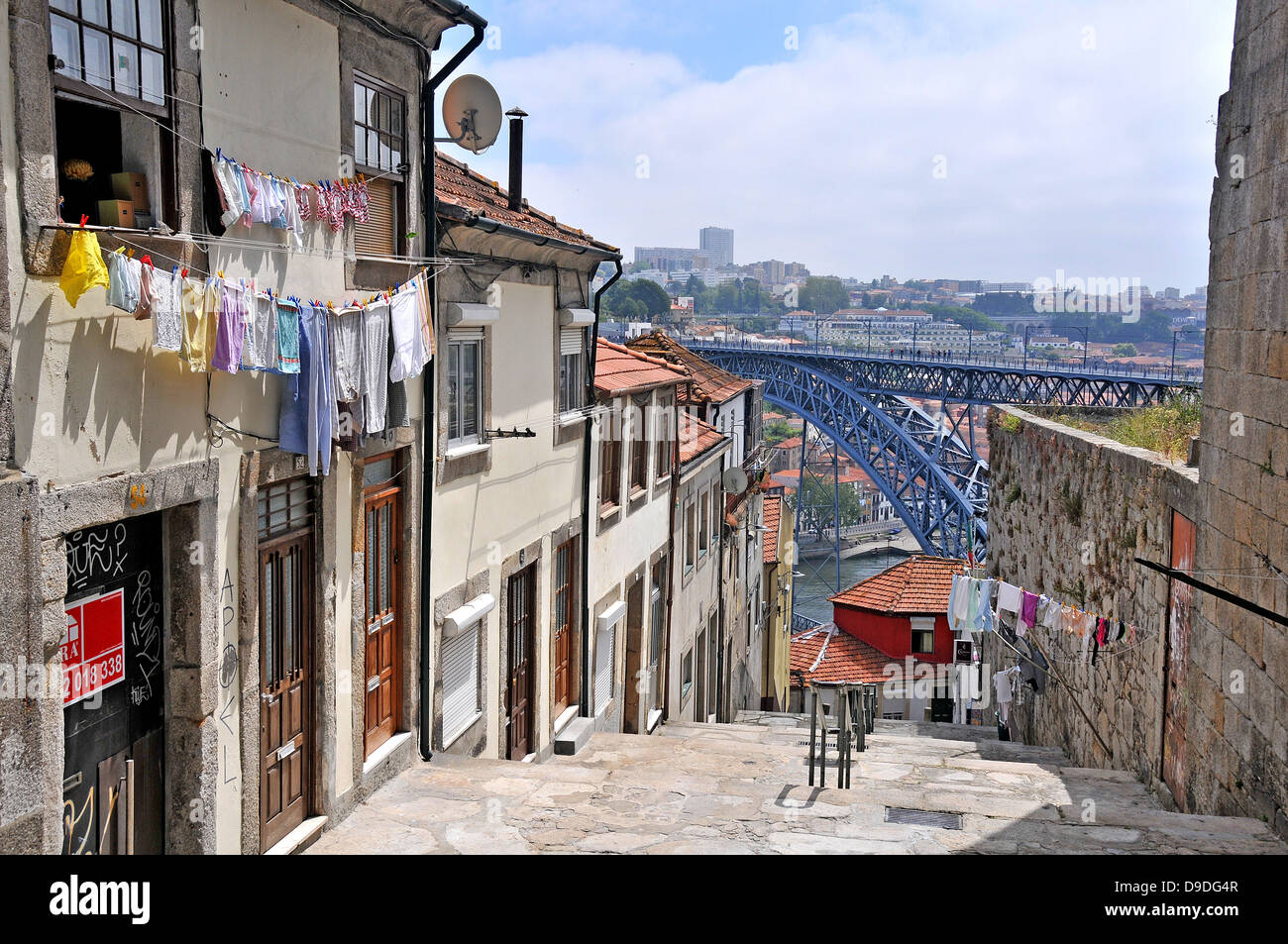 Scena di strada vecchia città Porto Portogallo Foto Stock