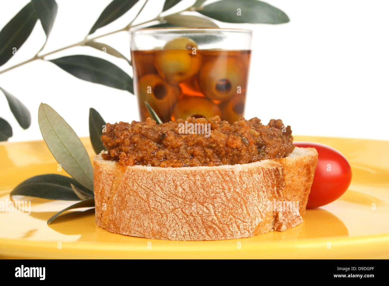 Ciabatta con pesto, pomodoro e olive Foto Stock
