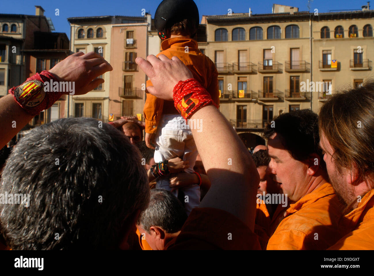 Torre umana, persone, castello, castellers, tradizione, Mercadal, Sindaco, quadrato, Vic, Osona, Barcellona, in Catalogna, Spagna, Europa Foto Stock