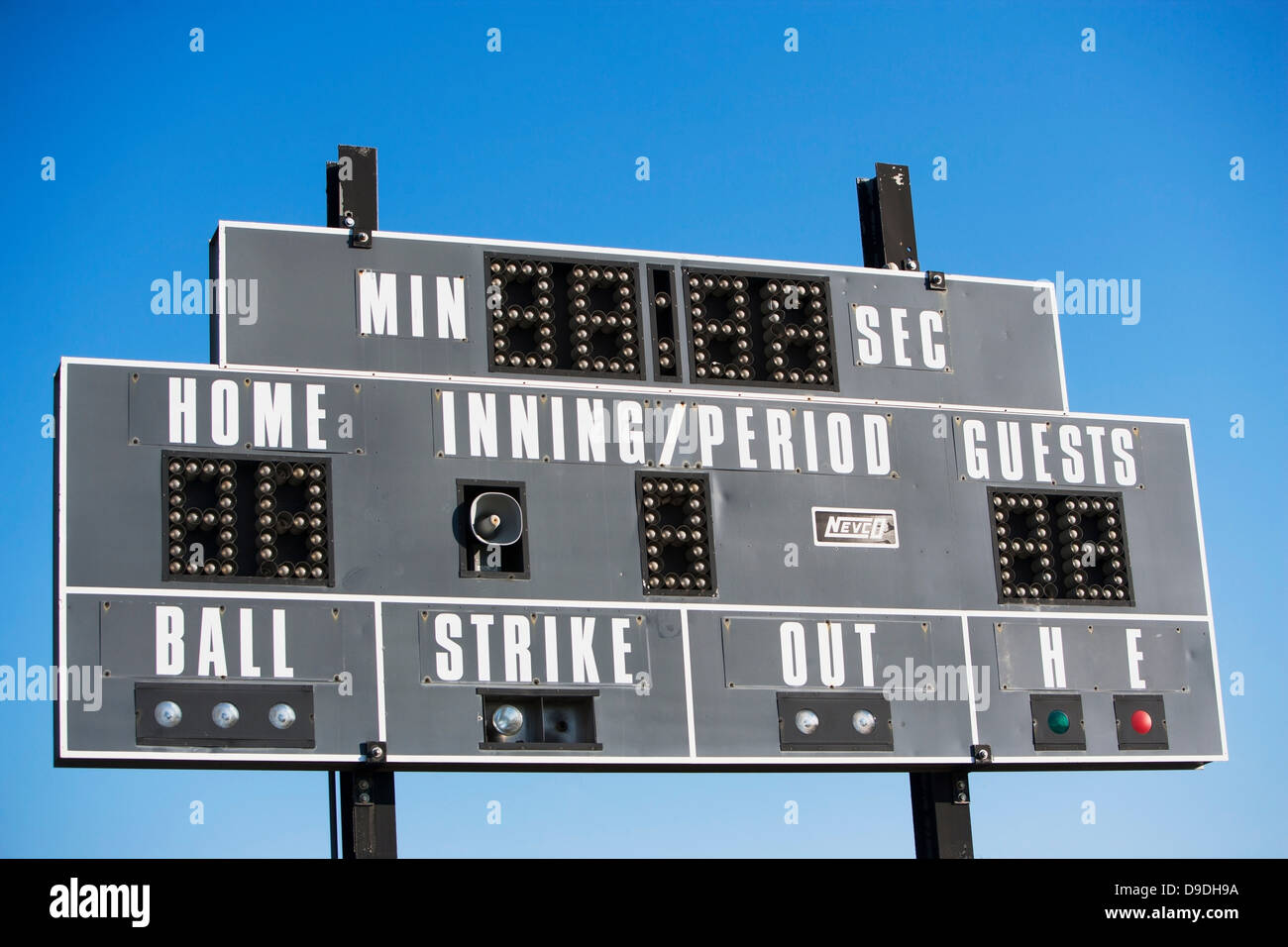 Quadro di valutazione di baseball contro il cielo blu Foto Stock