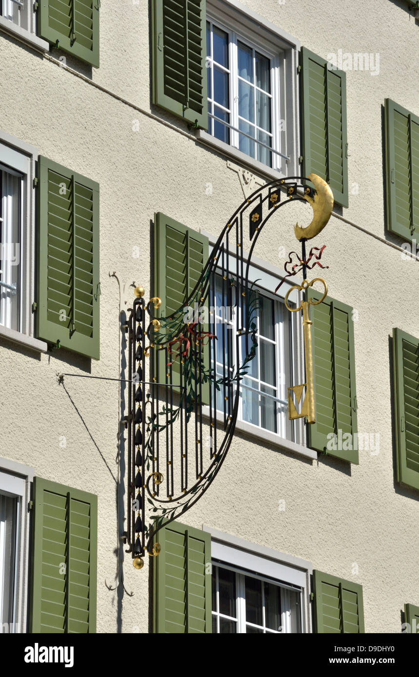 Un tasto gigante appeso al di fuori di un tradizionale hotel svizzero edificio Foto Stock