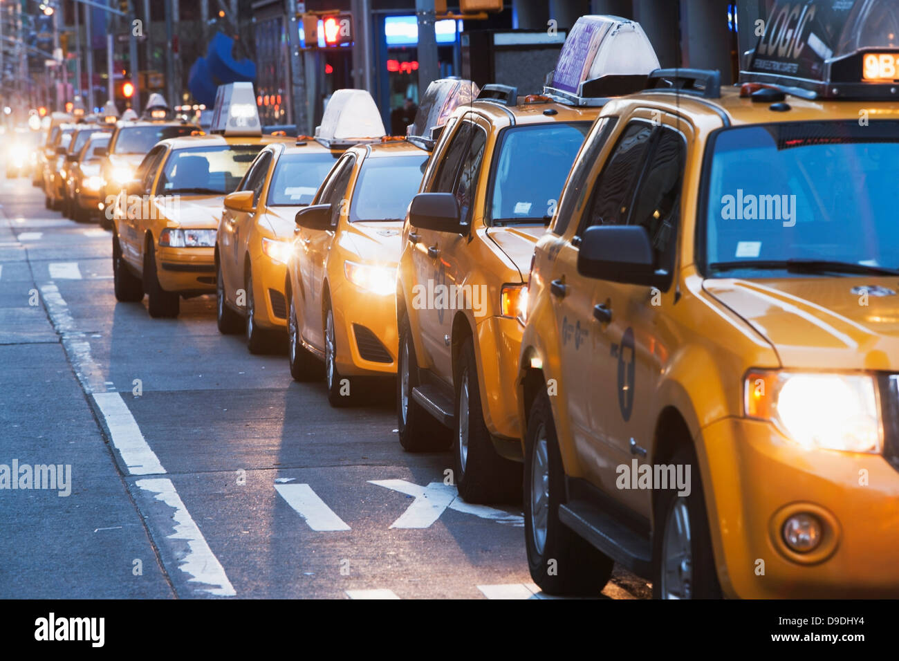 Coda di giallo taxi, New York City, Stati Uniti d'America Foto Stock