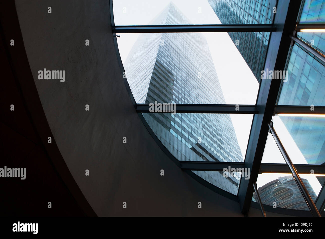 Grattacieli attraverso vetro curvo Foto Stock