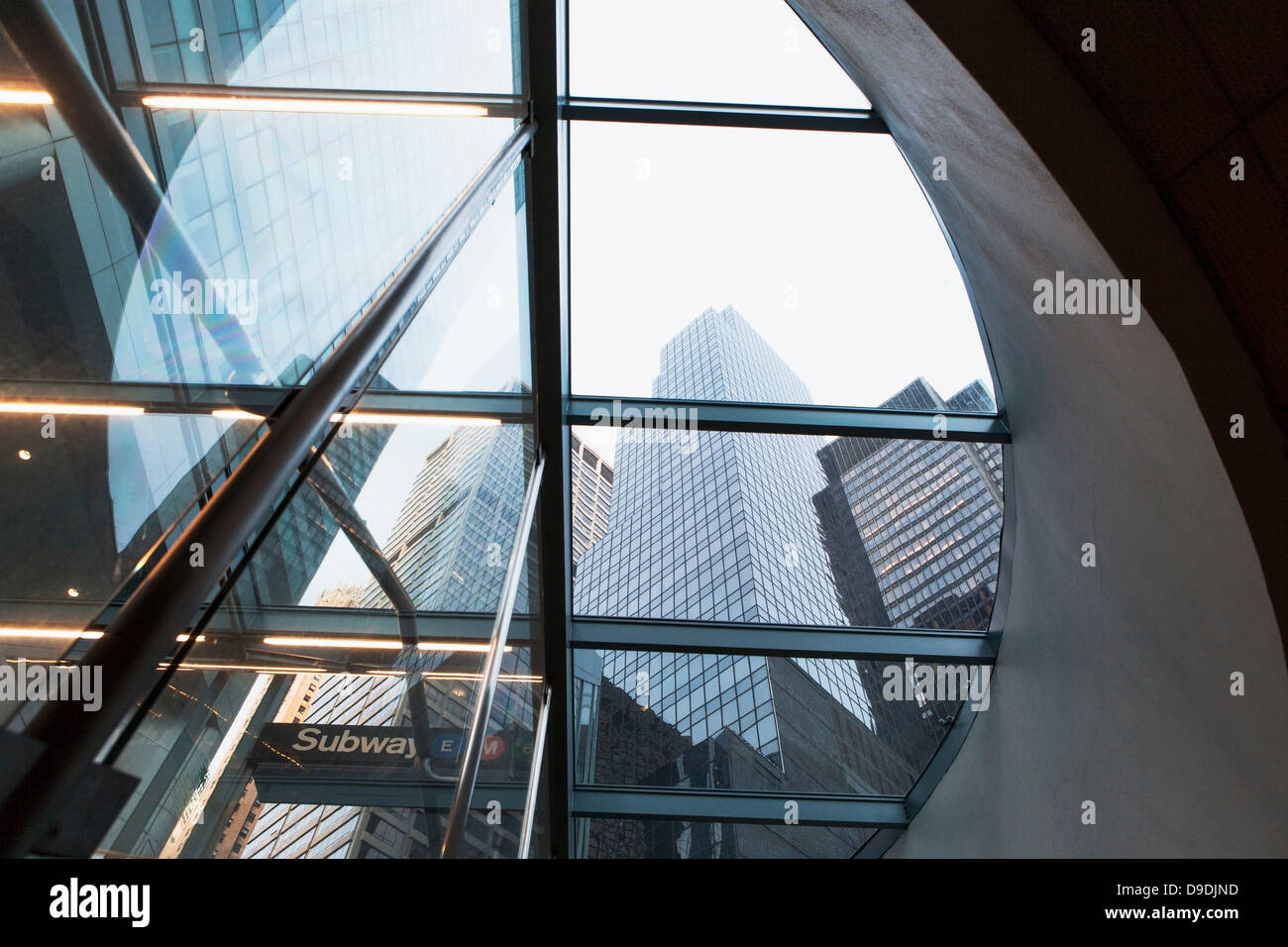 Grattacieli dall'entrata della metropolitana di New York City, Stati Uniti d'America Foto Stock