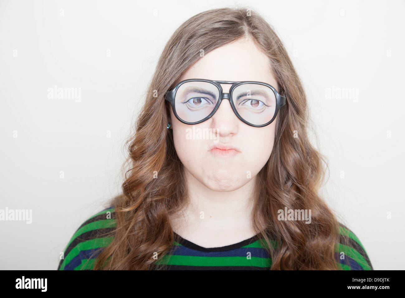 Ragazza che indossa gli occhiali finti smorfie Foto stock - Alamy