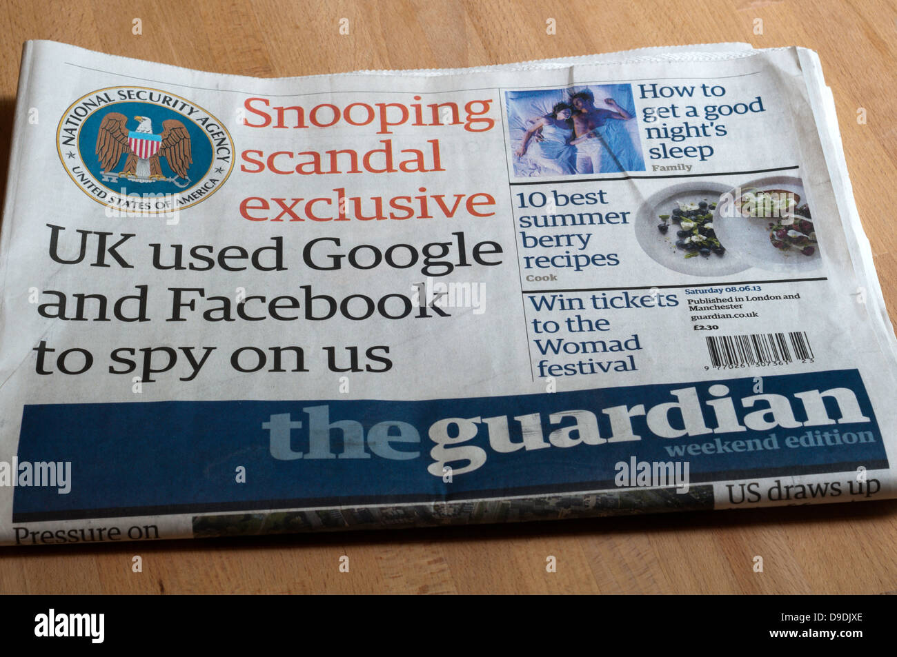 Pagina anteriore del quotidiano Guardian con un esclusivo storia di spionaggio del Regno Unito utilizzando Google e Facebook. Foto Stock