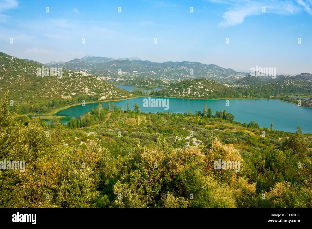 Vista Panoramica verso i laghi di Bacina in Dalmazia, Croazia in una luminosa giornata di sole. Foto Stock