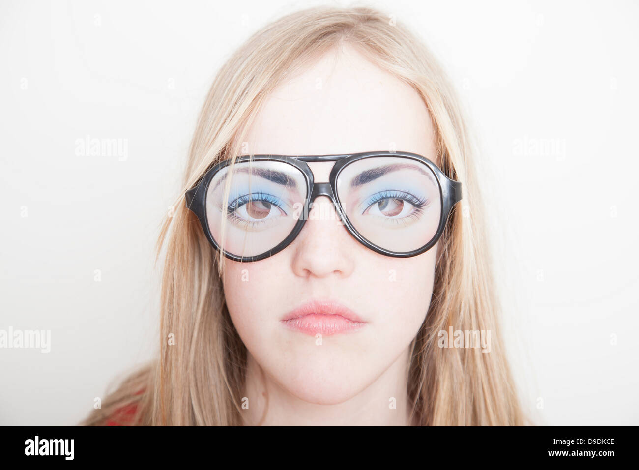 Ragazza che indossa gli occhiali finti Foto stock - Alamy