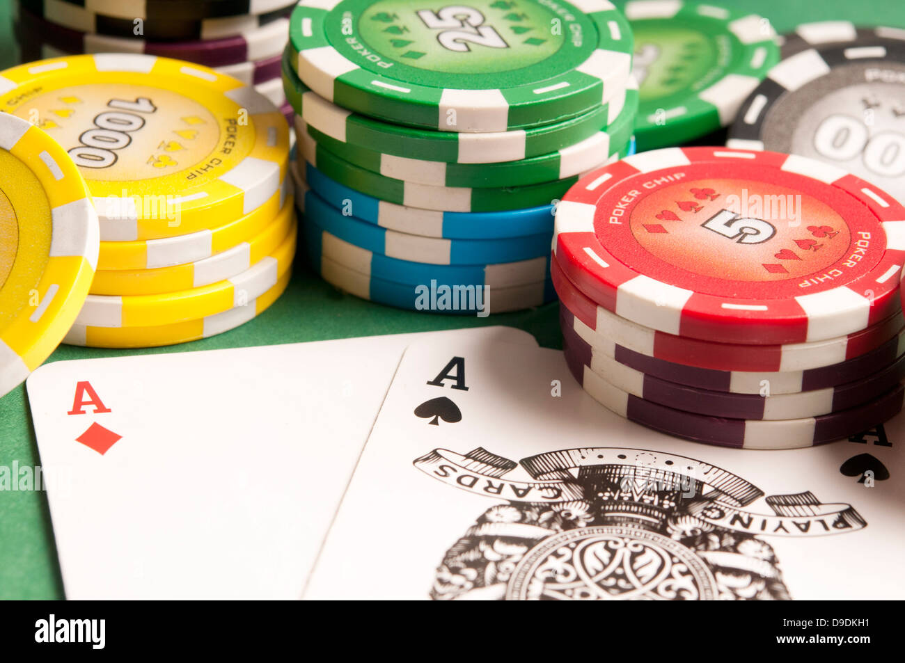 Poker chips e carte aces Foto Stock