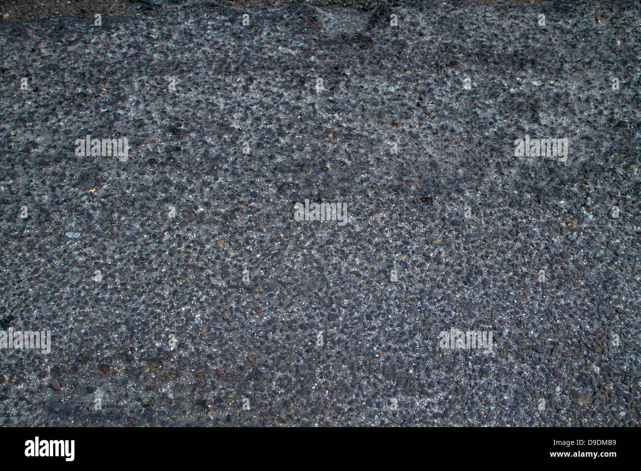 Consistenza naturale con cemento, pietre, in colori scuri Foto Stock