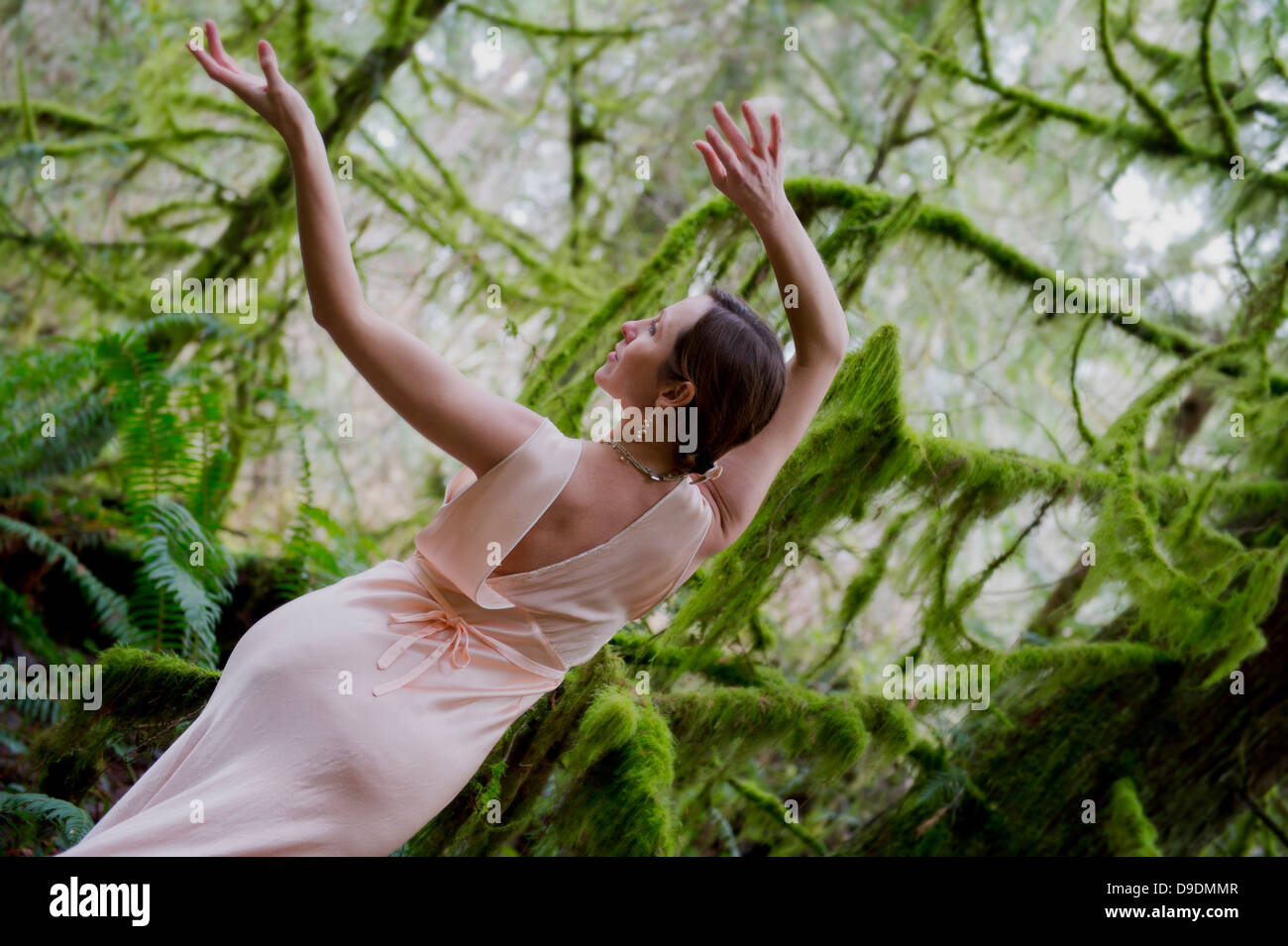 Donna matura dancing in foresta Foto Stock