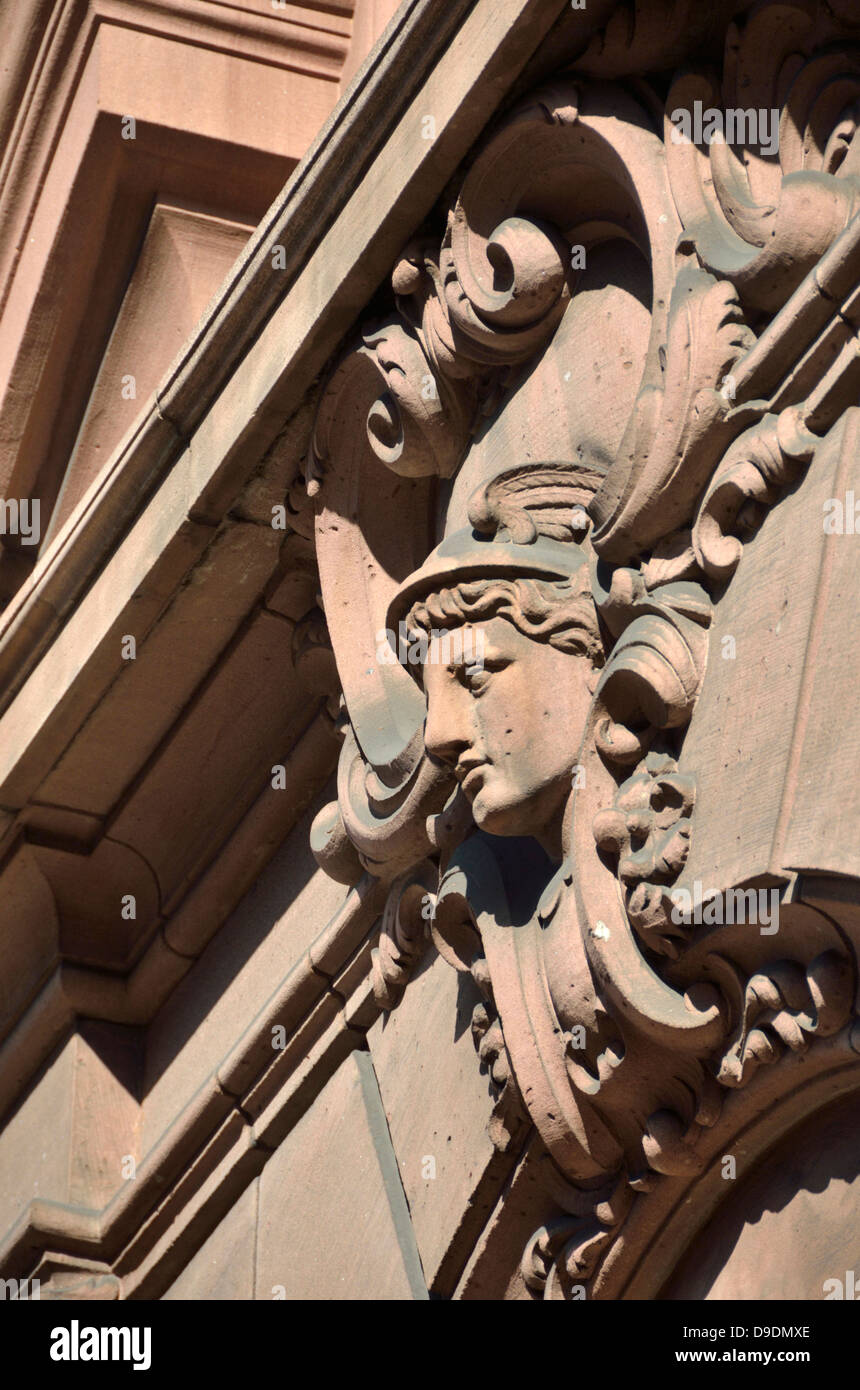 Pietra ornamentale testa sopra la porta d ingresso di un edificio Foto Stock