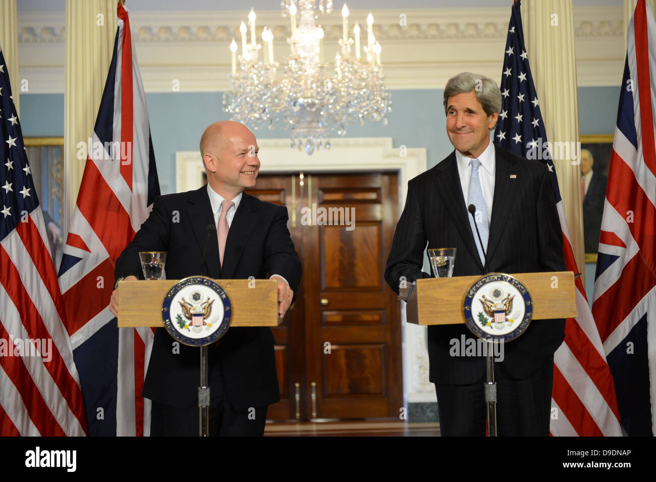 Segretario Kerry e il Ministro degli esteri britannico Hague indirizzo reporter Foto Stock