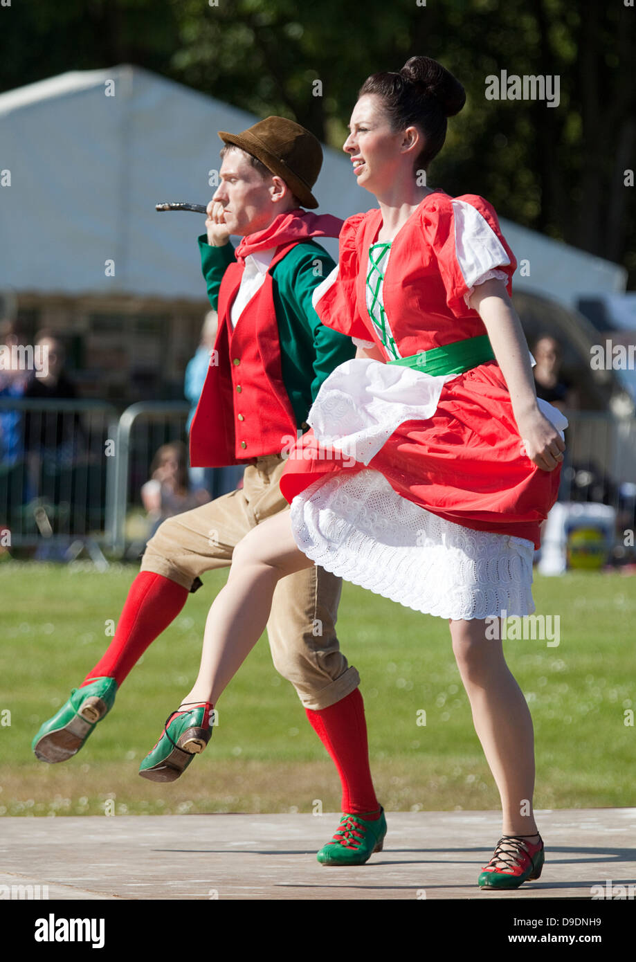 Ballerini eseguono la sagoma irlandese presso l'Highland Games di Aberdeen, 16 giugno 2013. Foto Stock