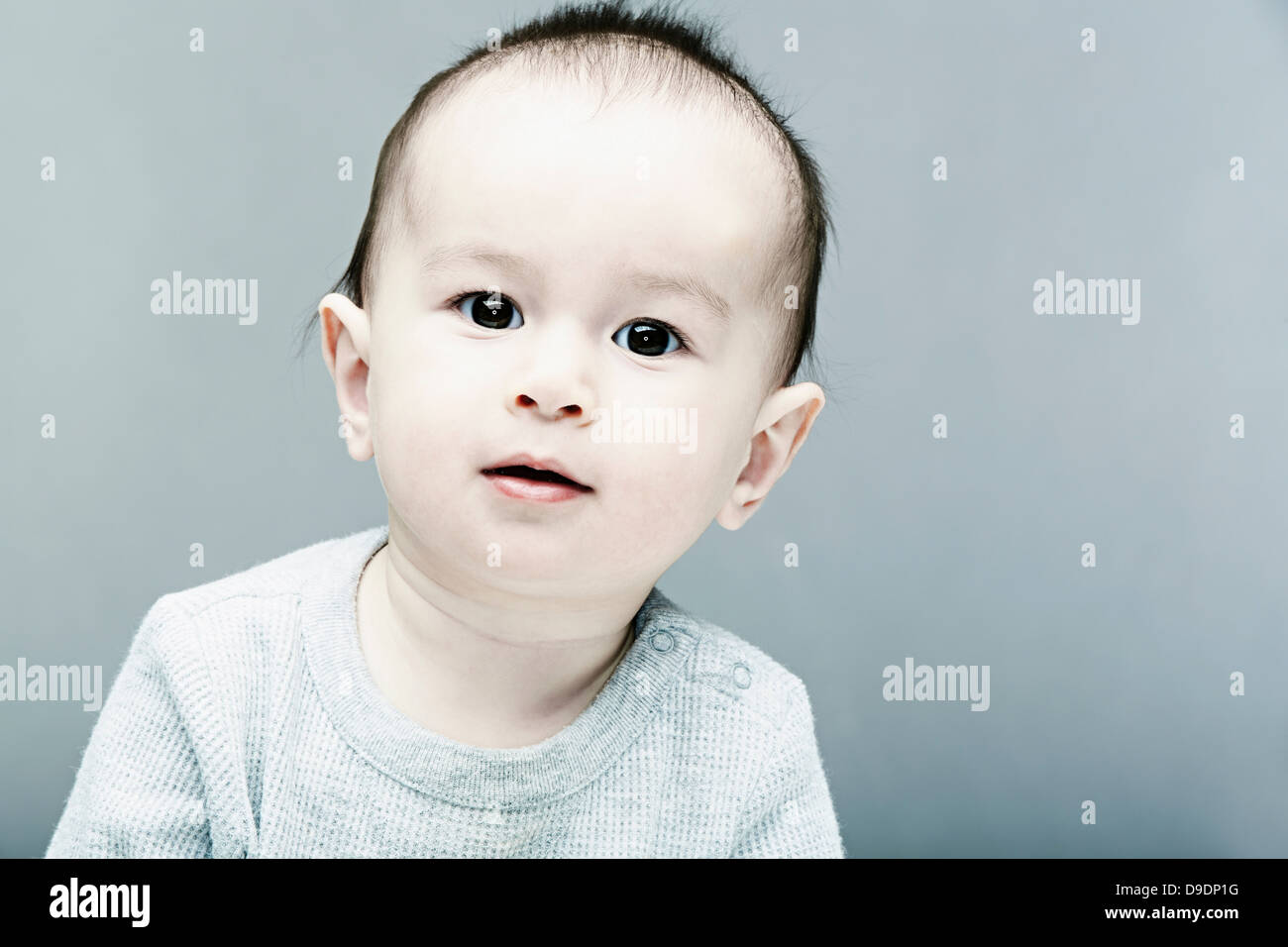 Ritratto di baby boy indossando un coperchio grigio Foto Stock