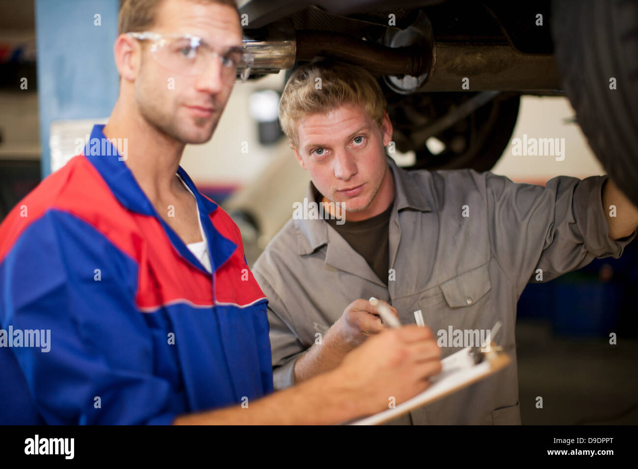 Meccanica auto a discutere e analizzare riparazione auto Foto Stock