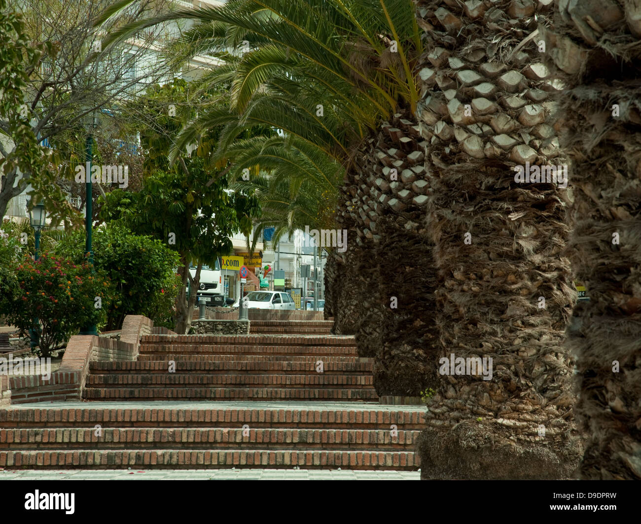 Città spagnola,passerella,palme,scale,verde Foto Stock