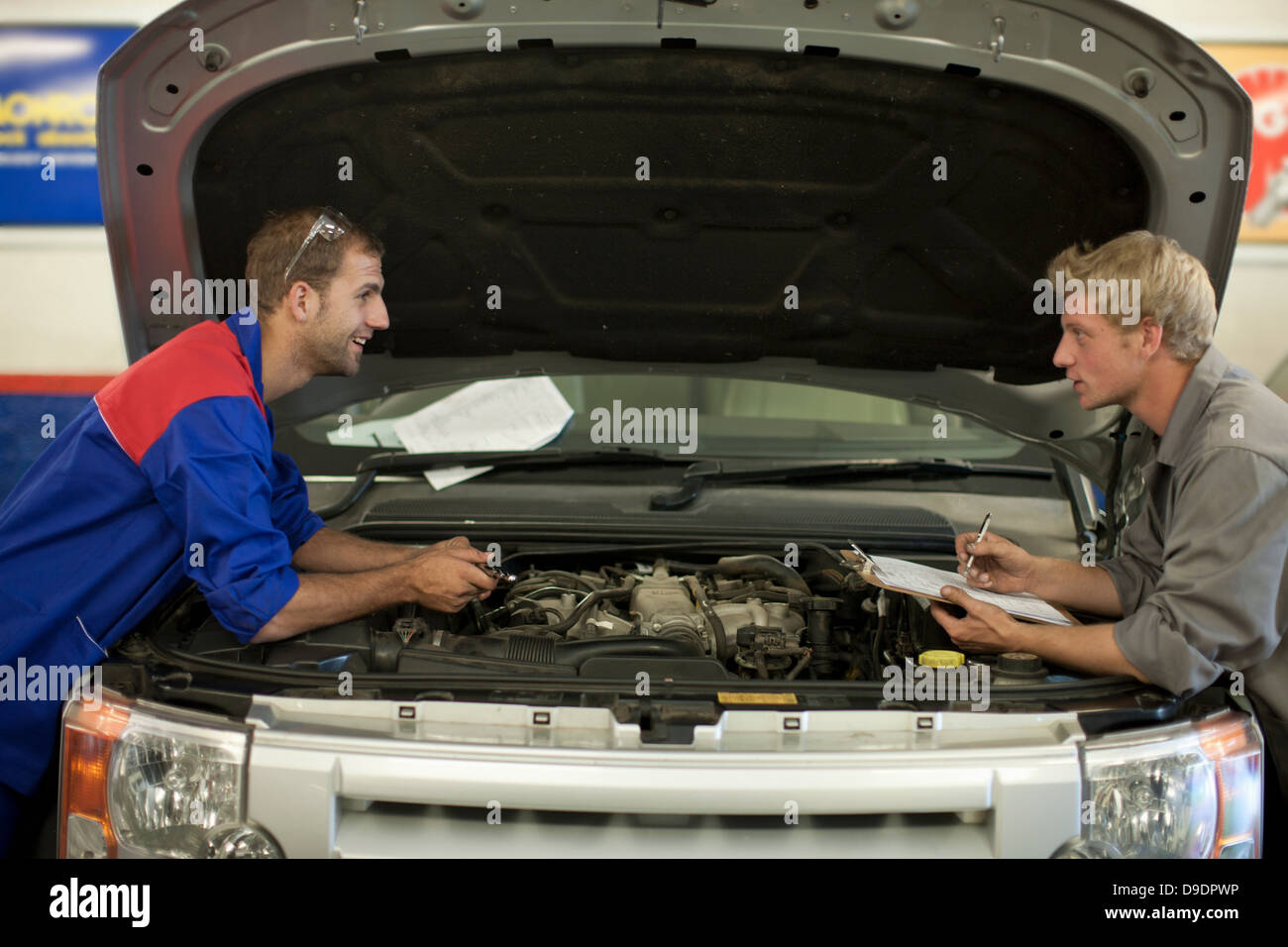 Meccanica auto a discutere e analizzare riparazione auto Foto Stock