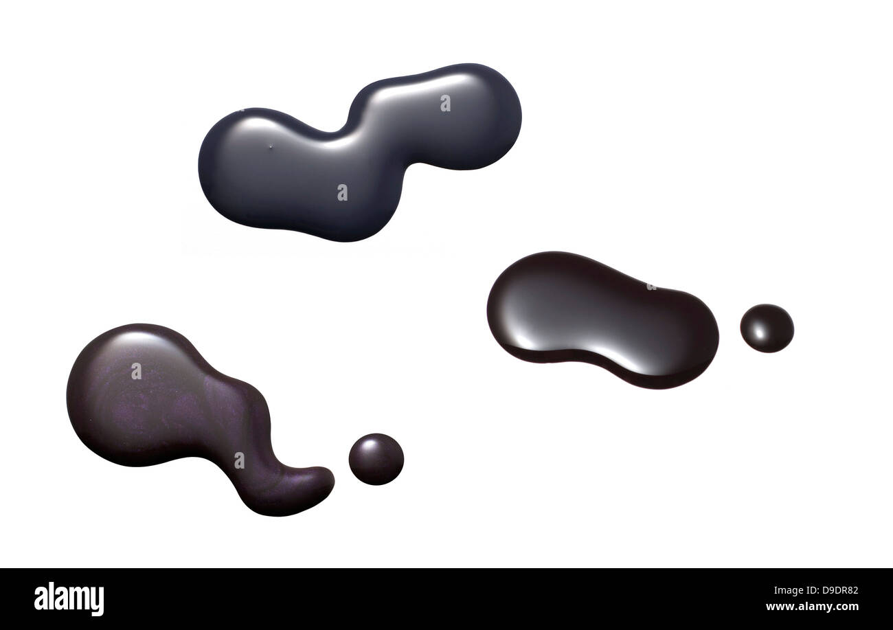 Black Nail Polish blob ritagliato su uno sfondo bianco Foto Stock