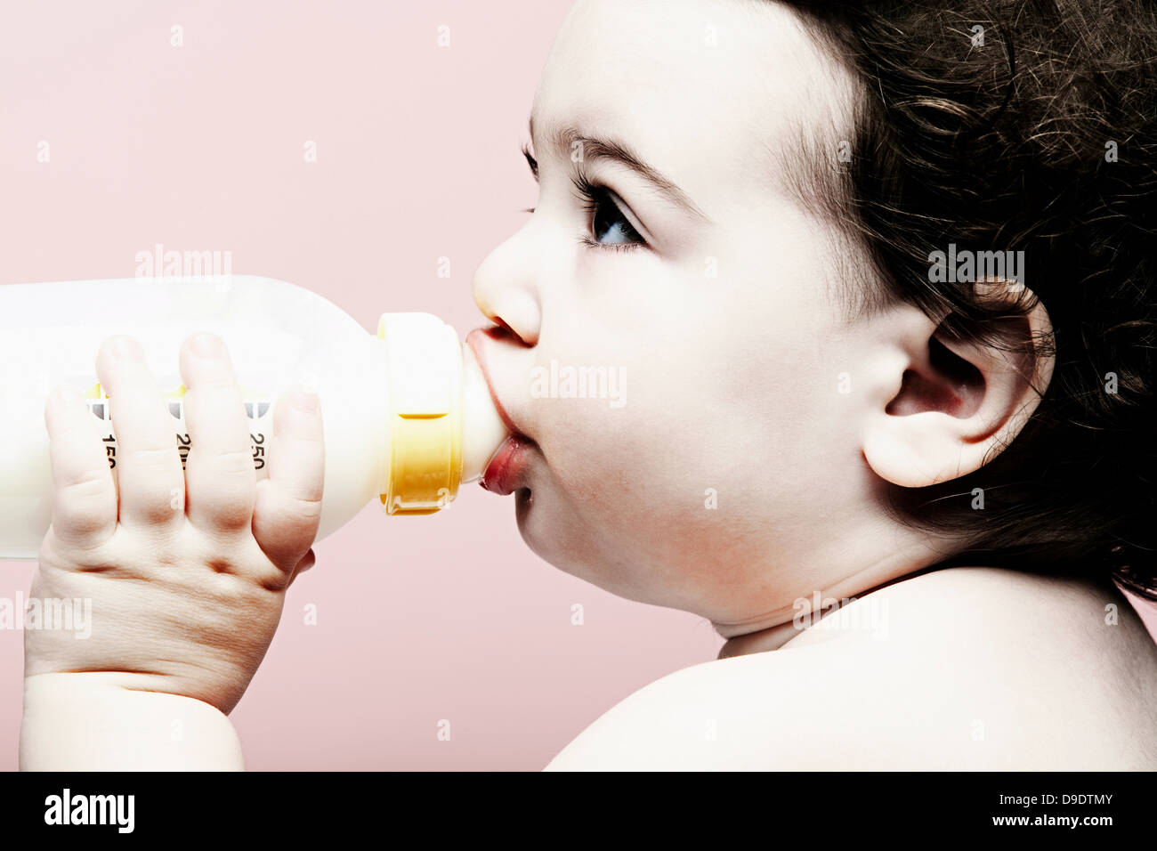 Ritratto di bambina bere latte dalla bottiglia Foto Stock