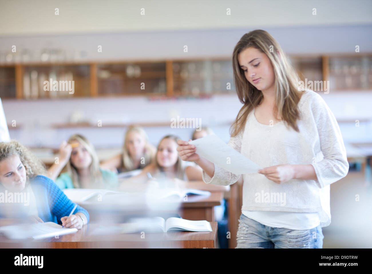 Studente in piedi fino a dare una risposta Foto Stock