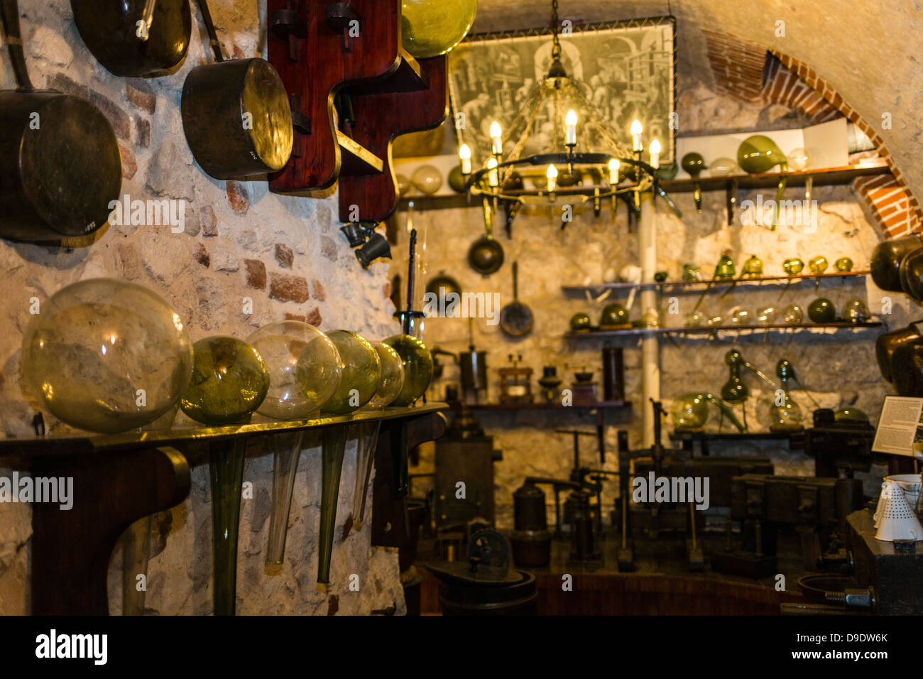 Palloni da medici ed attrezzature presso il Museo della Farmacia, Collegium pizzico presso Università Jagellonica, Cracovia, in Polonia, in Europa orientale Foto Stock