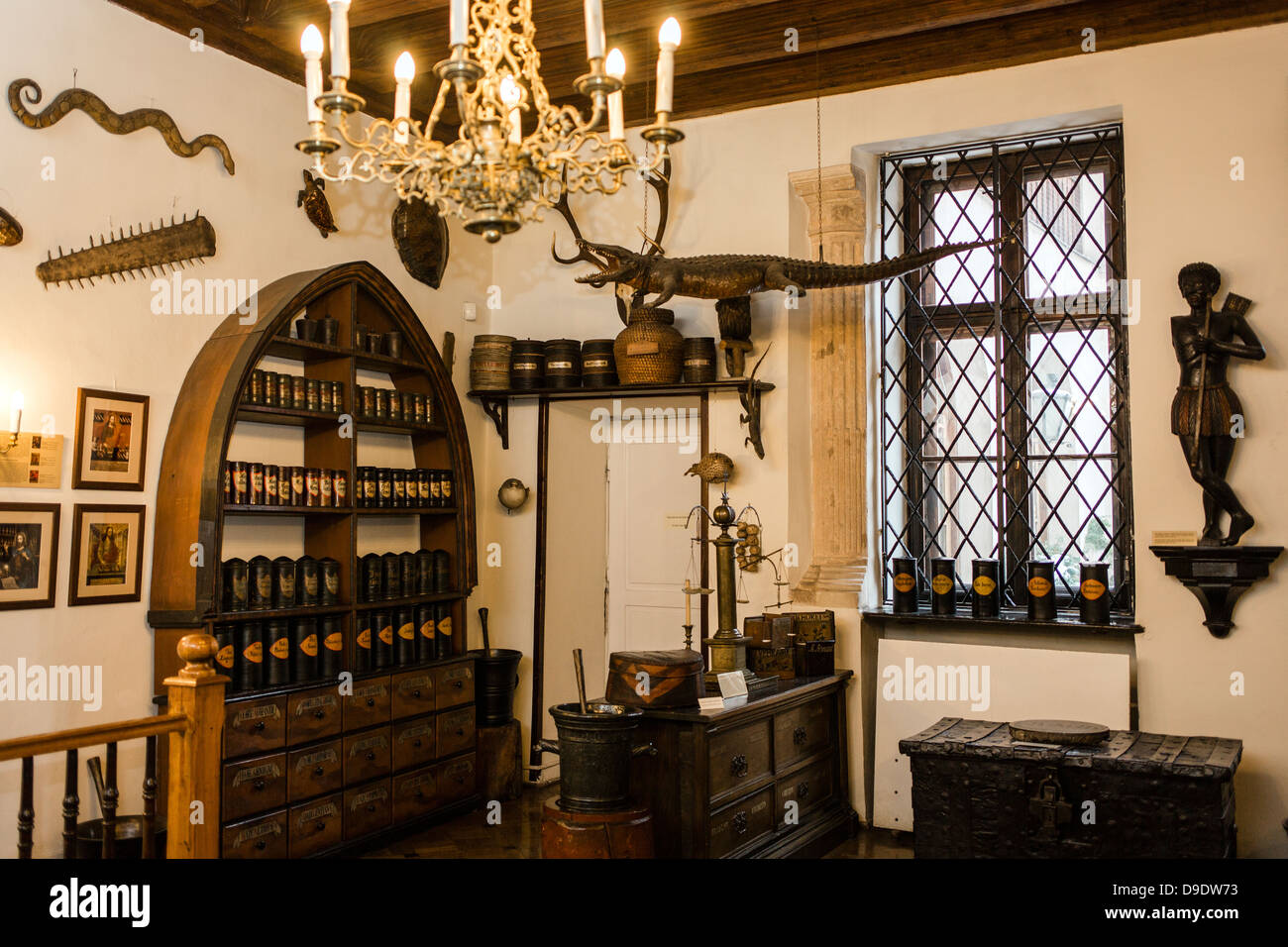 Vasi di medicina e lampadario nel Museo della Farmacia, Collegium pizzico presso Università Jagellonica, Cracovia, in Polonia, in Europa orientale Foto Stock