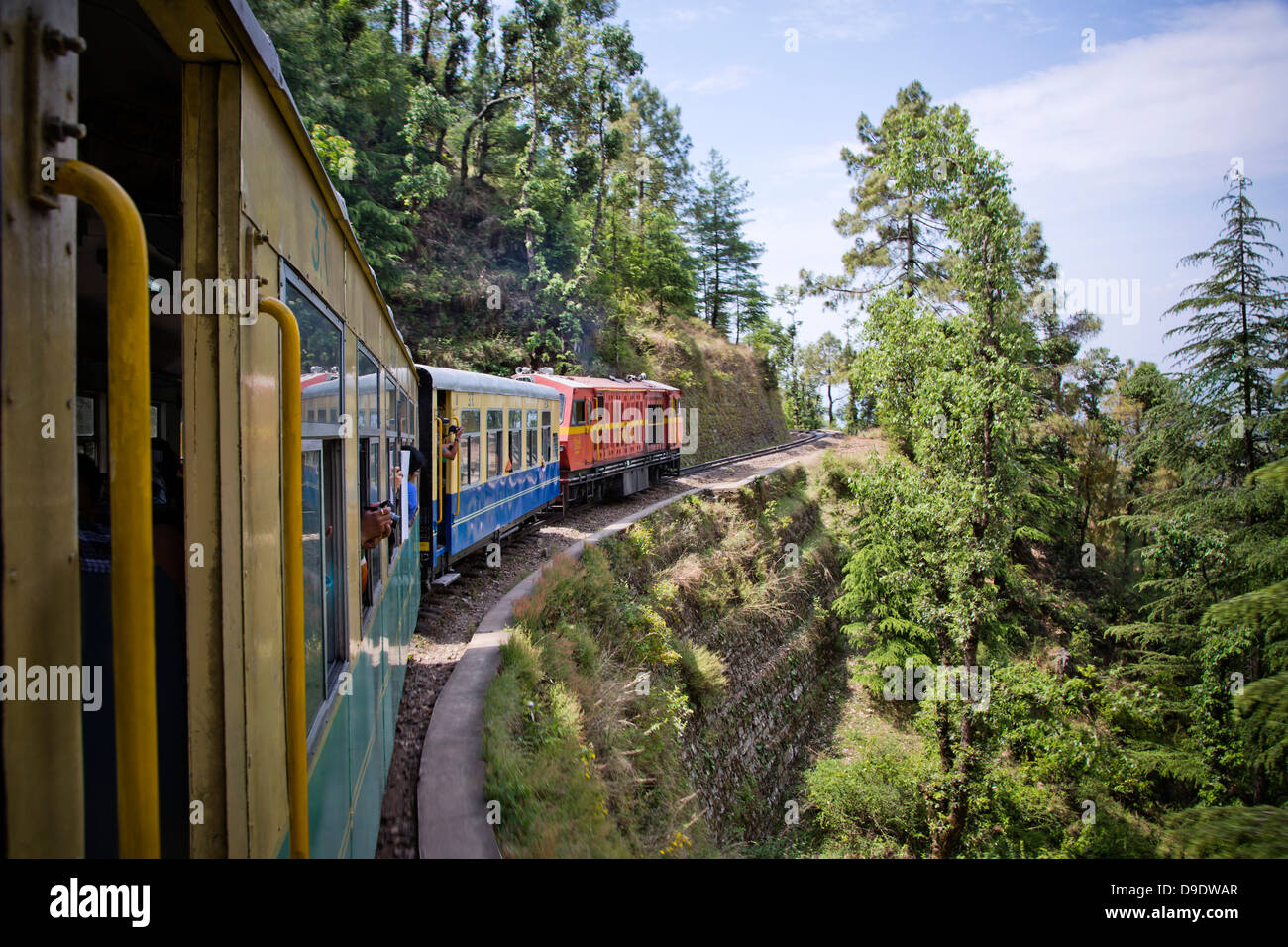 Treno in movimento su ferrovia via nella valle, Shimla, Himachal Pradesh, India Foto Stock