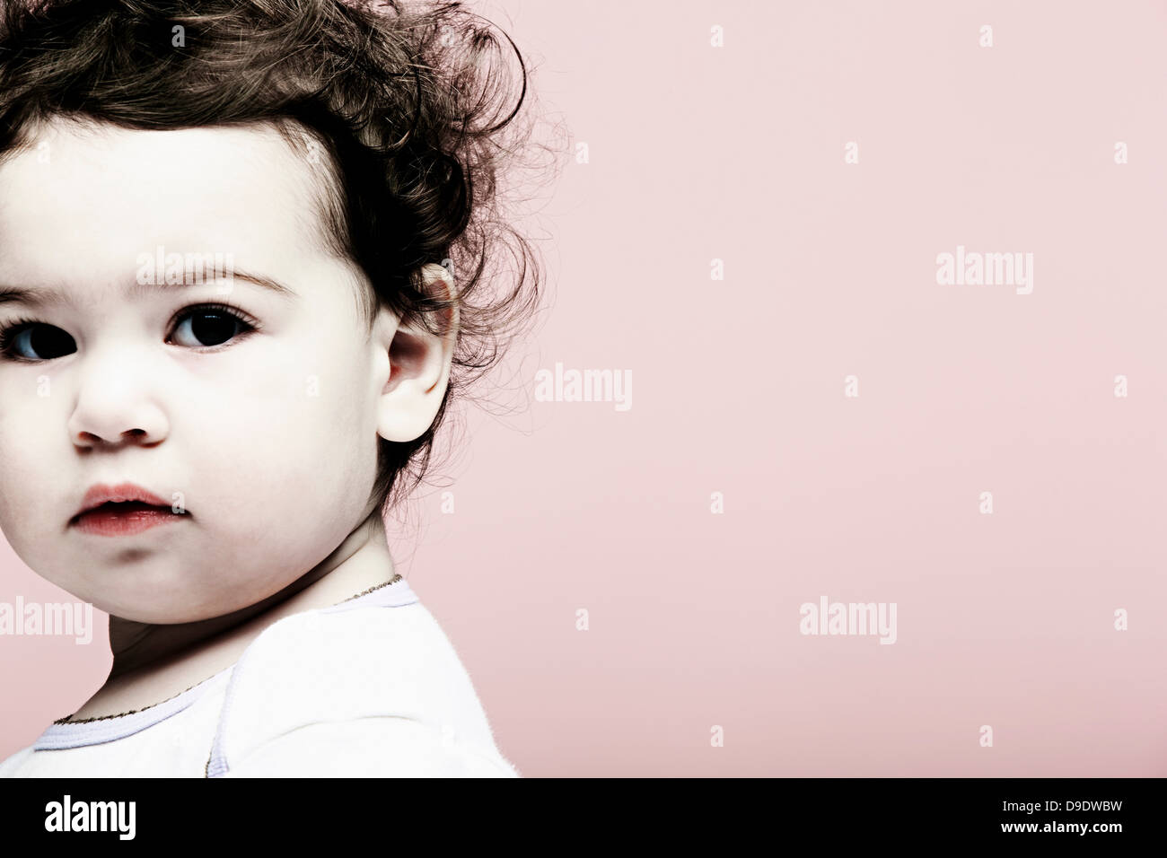 Ritratto di bambina contro sfondo rosa Foto Stock