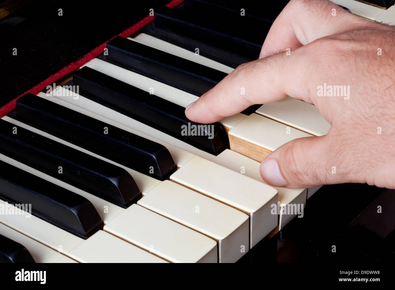 Tastiera di pianoforte fatta di avorio con le mani. Foto Stock