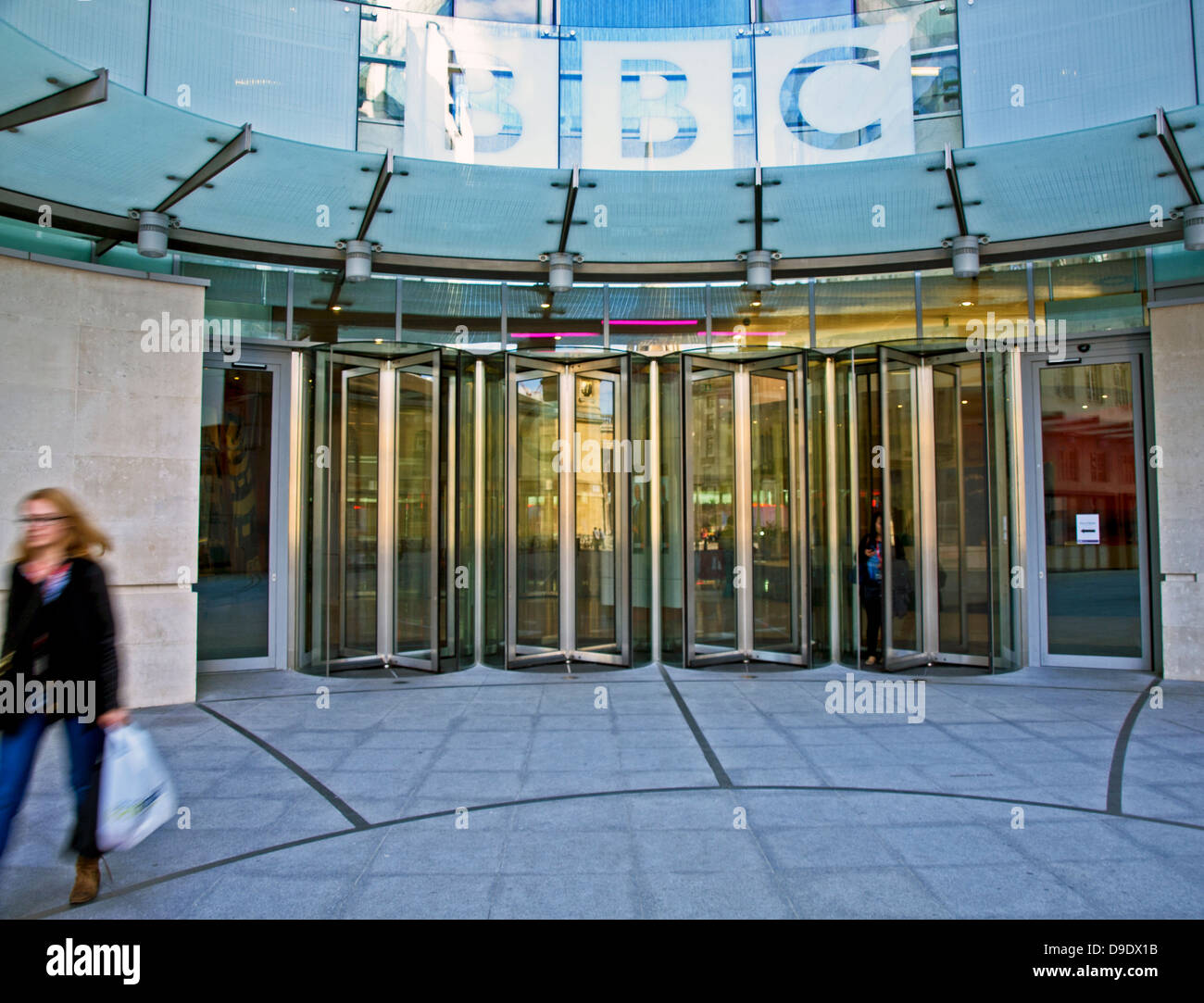 La facciata della nuova BBC Broadcasting House East Wing, Langham Place, City of Westminster, Londra, Inghilterra, Regno Unito Foto Stock