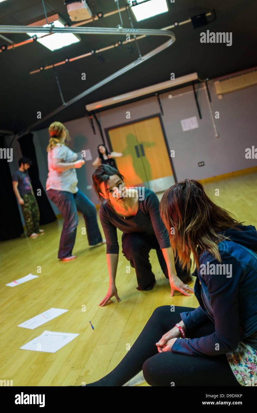 Un teatro drama workshop sessione di formazione presso Coleg Ceredigion ulteriore istruzione college, Wales UK Foto Stock