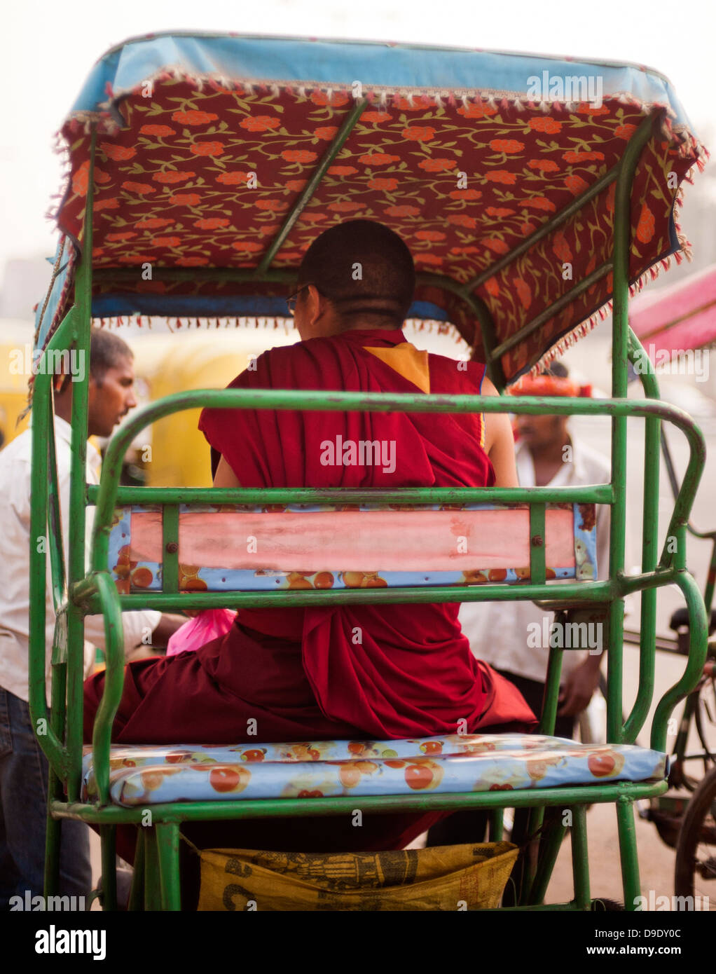 Monaco seduto su un rickshaw, monastero tibetano, Delhi, India Foto Stock