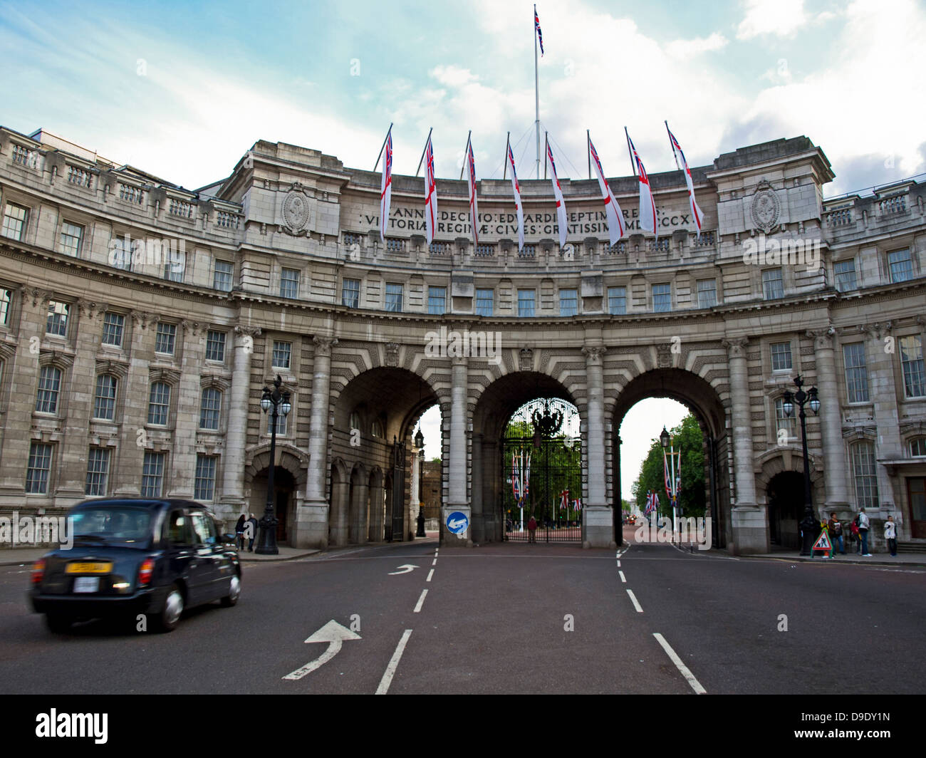 Vista di Admiralty Arch, un punto di riferimento archway fornendo su strada e accesso pedonale tra il Mall e Trafalgar Square Foto Stock