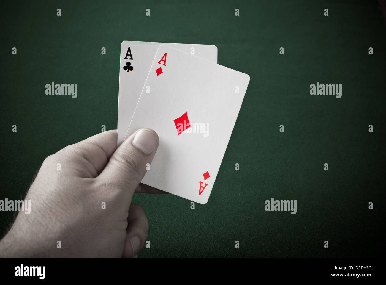 Concetto di poker con le carte sul tavolo verde Foto Stock