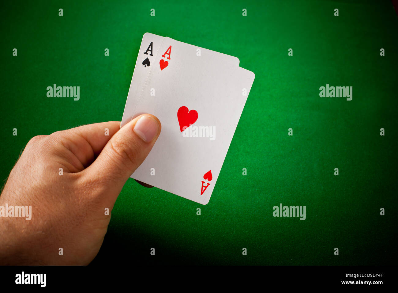 Concetto di poker con le carte sul tavolo verde Foto Stock