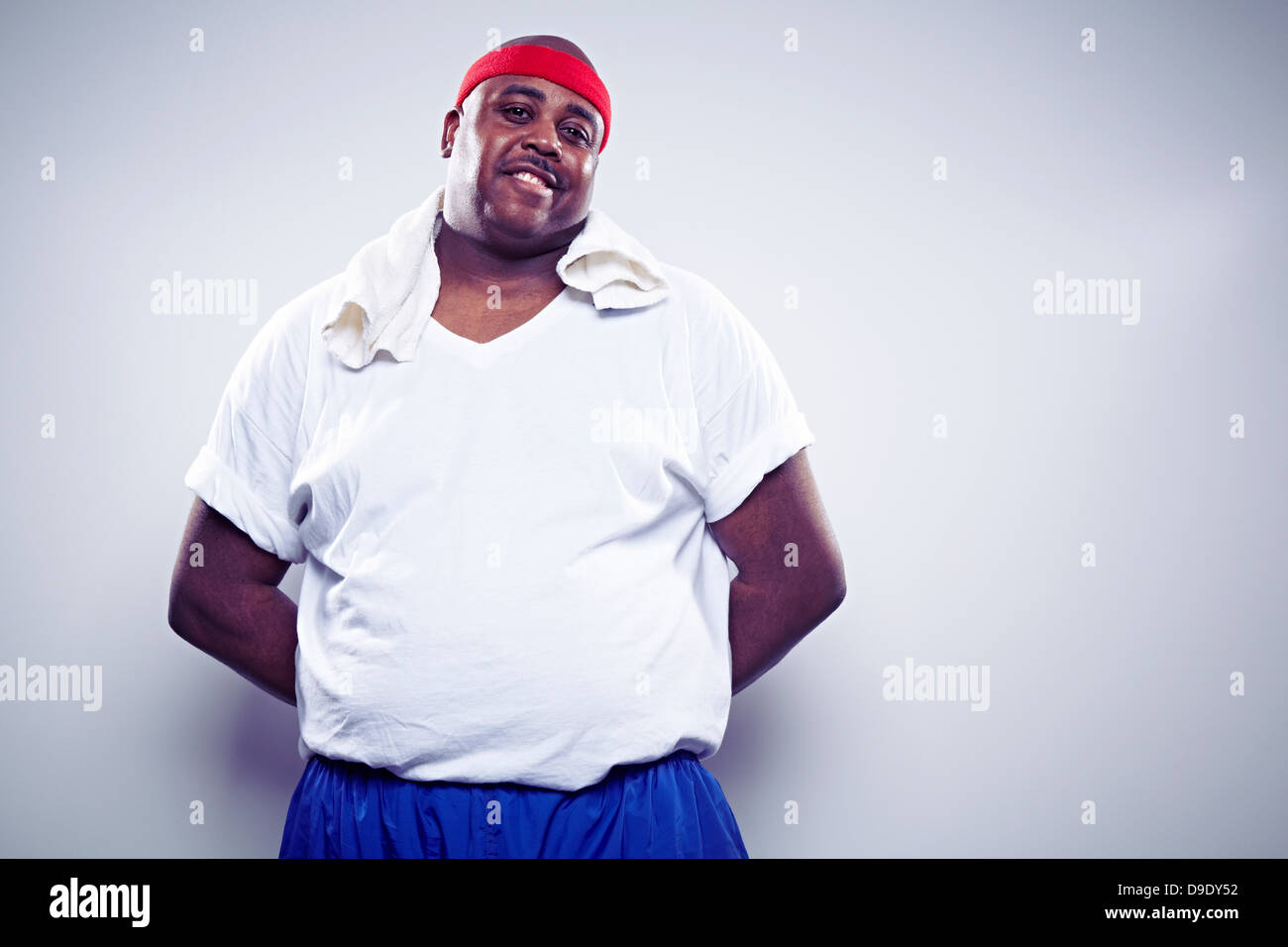 Ritratto di uomo che indossa white t shirt e Fascia assorbisudore Foto Stock