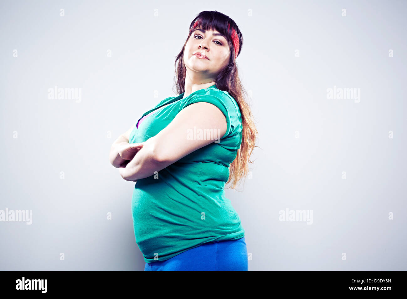 Metà donna adulta che indossa il verde t shirt Foto Stock