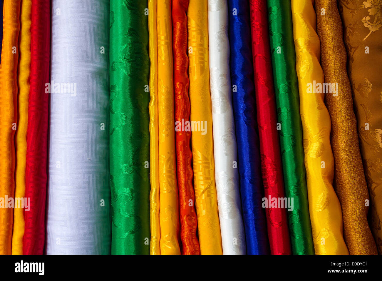 Varie di tessuti colorati in un mercato in stallo Foto Stock