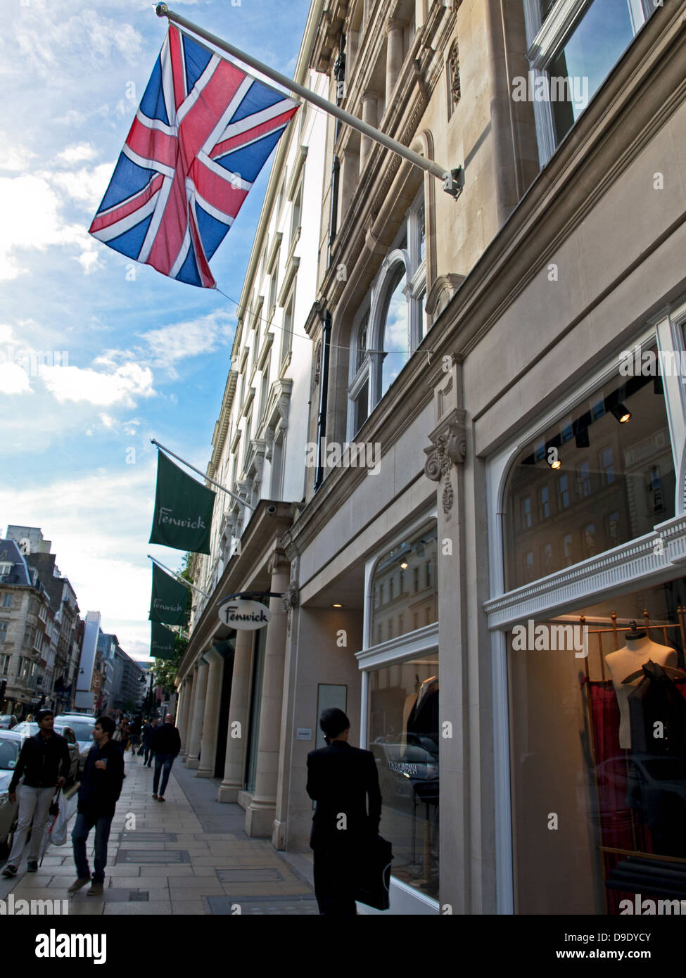 Vista di Bond Street, una sistemazione di strada dello shopping nel West End di Londra che corre da nord a sud tra Oxford Street e Piccadilly Foto Stock