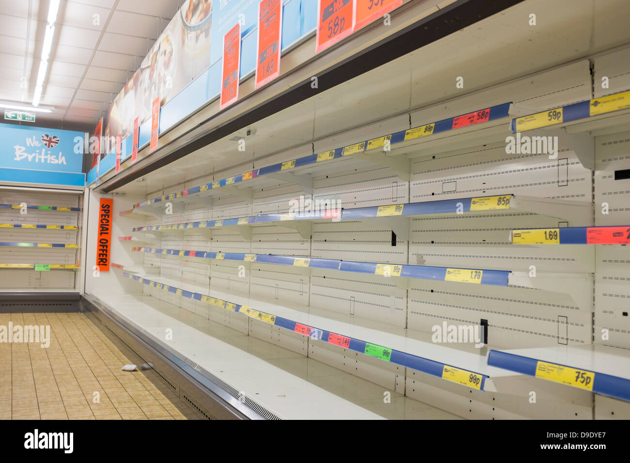 Nessun cibo su righe di gli scaffali vuoti in corrispondenza di un ramo di sconto Lidls Supermercato UK Foto Stock