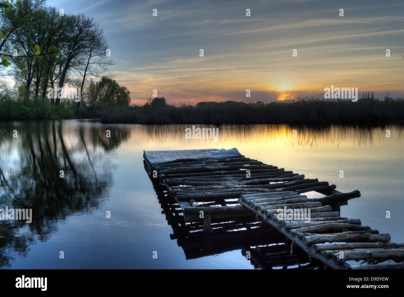 Tramonto sul lago con la piattaforma per i pescatori. Foto HDR Foto Stock