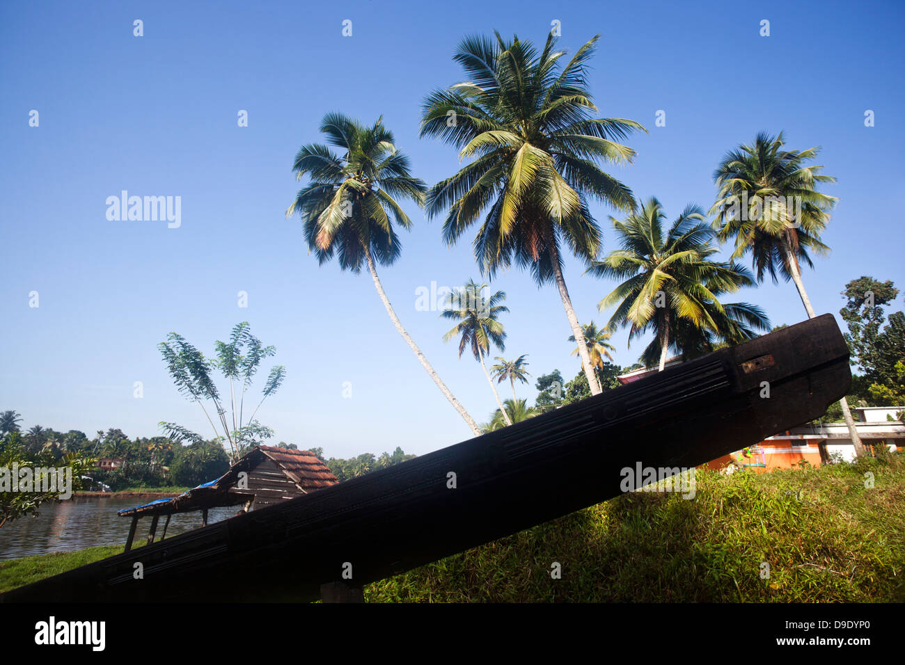 Snake barca il Riverside, Aranmula, Kerala, India Foto Stock