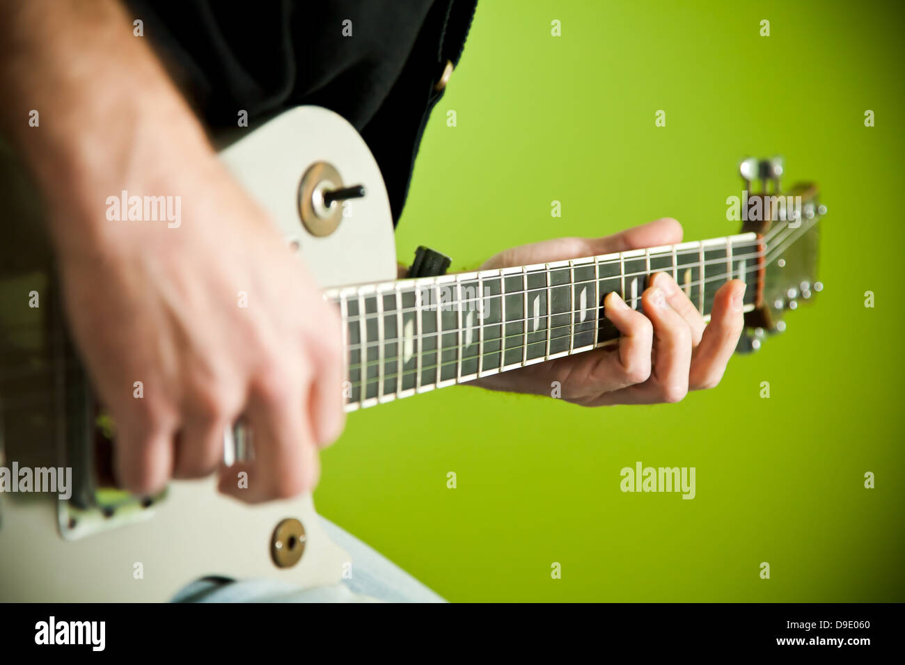 Close up di una chitarra elettrica in riproduzione. Foto Stock