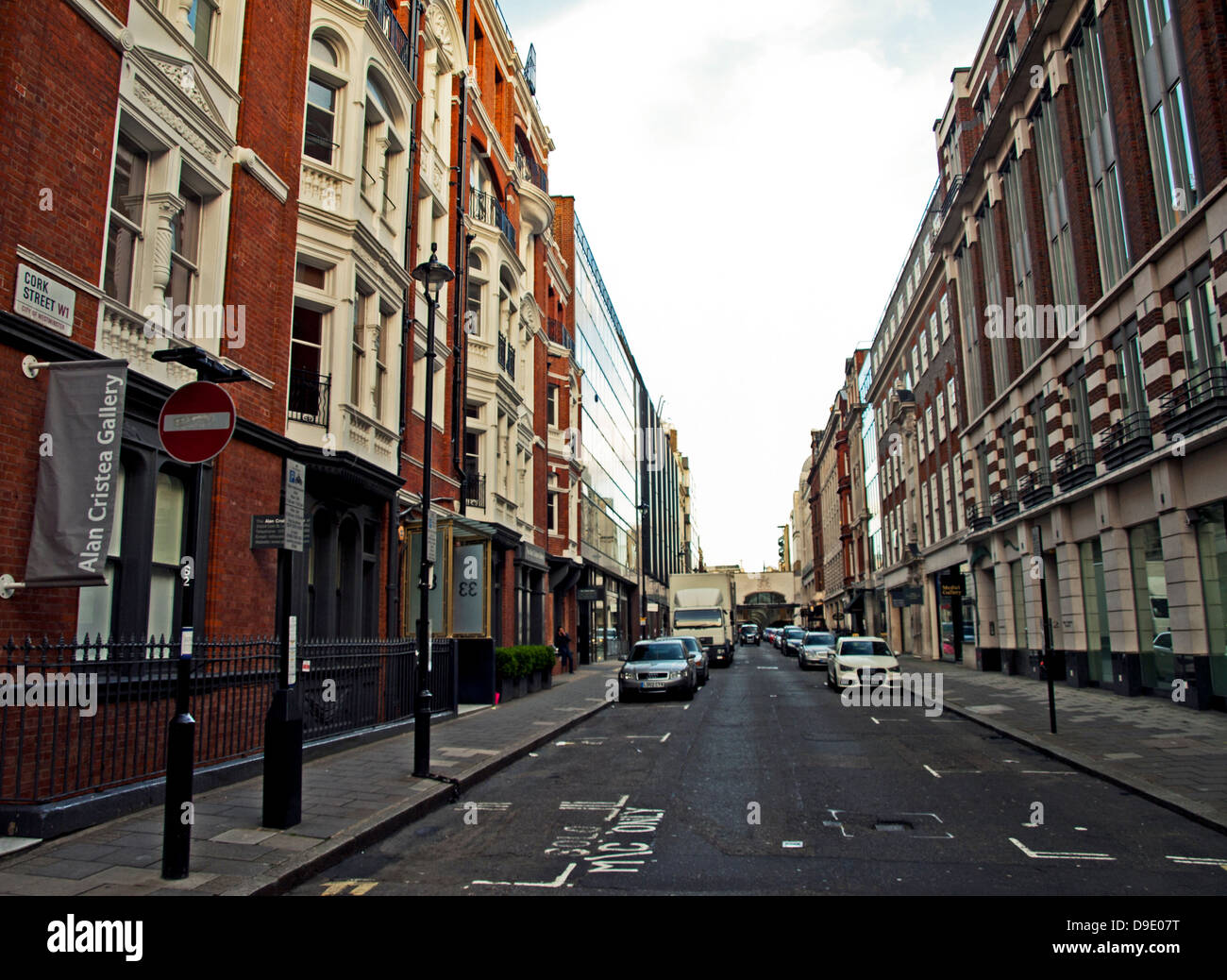 Vista di Cork Street, una delle più famose strade per le gallerie d'arte a Londra, attualmente sotto la minaccia da parte di sviluppatori Foto Stock