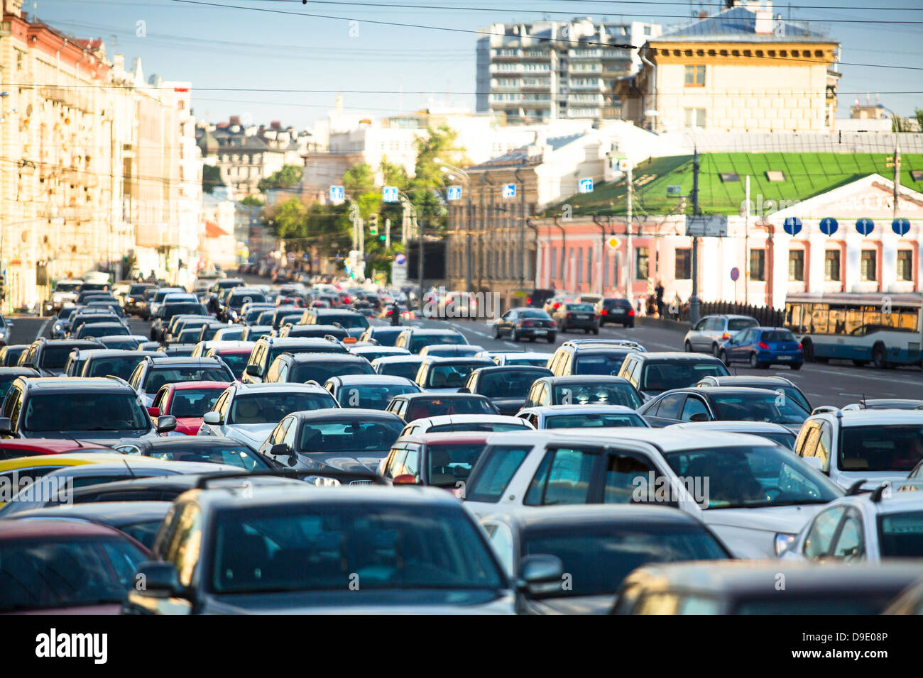 Le vetture si erge nel traffico di Mosca. Foto Stock