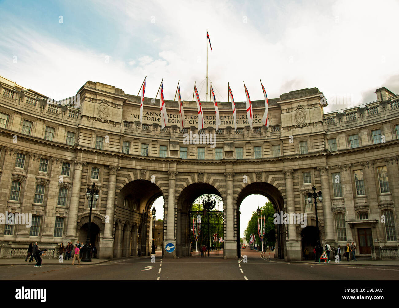 Vista di Admiralty Arch, un punto di riferimento archway fornendo su strada e accesso pedonale tra il Mall e Trafalgar Square Foto Stock