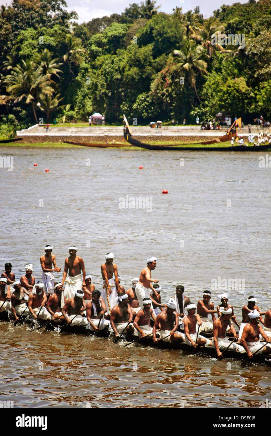 Snake boat race sul fiume Pampa al Festival di Onam, Aranmula, Kerala, India Foto Stock