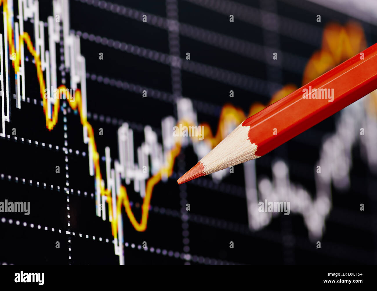 Tabella finanziaria con la matita rossa. Messa a fuoco selettiva Foto Stock